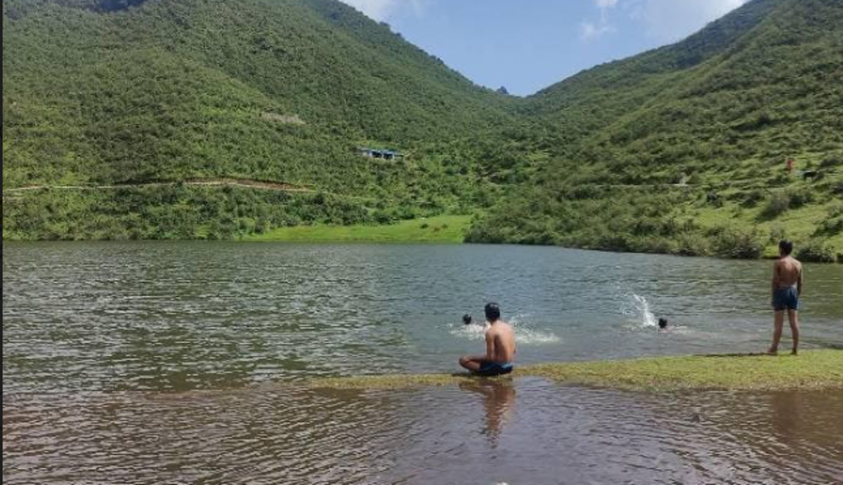 छेडेदह तालमा रमाउँदै आन्तरिक पर्यटक