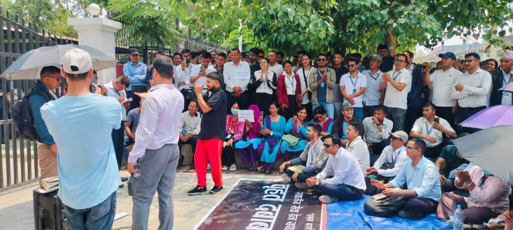 सुदूरपश्चिममा स्थानीय सेवा ऐन पारित गर्न माग गर्दै ८८ वटै स्थानीय तहका कर्मचारी आन्दोलनमा