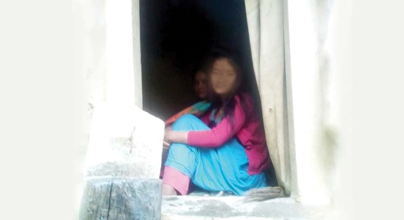 छाउगोठ भत्किए तर प्रथा हटेन: बाजुरामा किशोरी अझै छाउमा बस्न बाध्य
