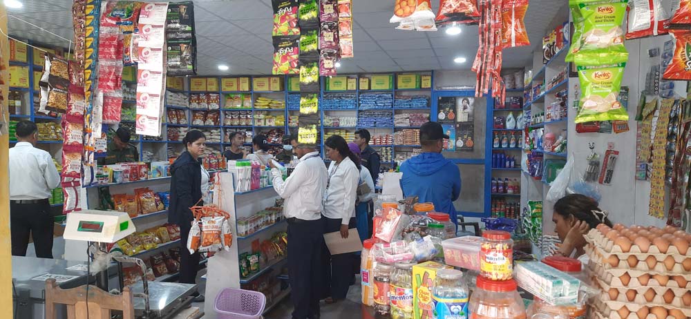 बजार अनुगमनमा कडाइ : टीकापुरमा प्लास्टिक जफत, मेडिकलमा ताला, बढी शुल्कमा रोक