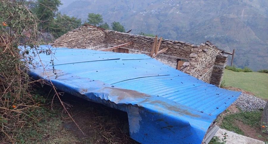 हावाहुरीले बाजुरामा जनजीवन प्रभावित, घर र विद्यालयमा व्यापक क्षति